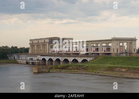 Uglich station d'énergie hydroélectrique close up sur un ciel nuageux le soir de juillet. Uglich, Russie Banque D'Images