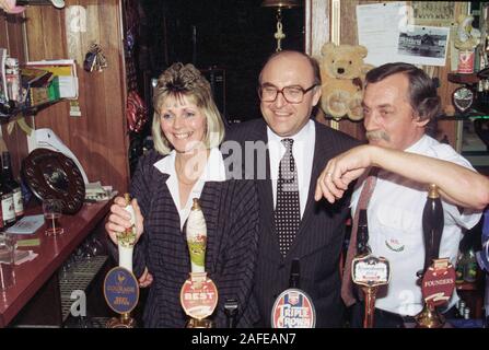 Puis chef du parti travailliste, John Smith rend visite à la maison publique au bord de l'eau fermé maintenant à Saltash en campagne électorale, peu avant sa Banque D'Images