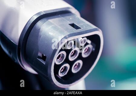 Frankfurt am Main, Allemagne - 20 septembre 2019 : Macro photo du connecteur de charge de voiture électrique au Salon IAA de Francfort am Main, Allemagne. Banque D'Images