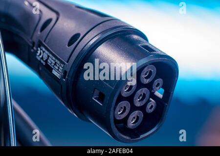 Frankfurt am Main, Allemagne - 20 septembre 2019 : Macro photo du connecteur de charge de voiture électrique au Salon IAA de Francfort am Main, Allemagne. Banque D'Images
