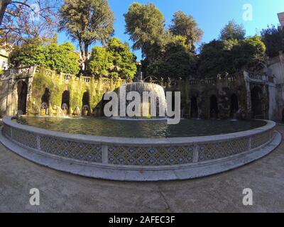 Cascade massive de bassins en pierre de la fontaine ovale ou Fontana dell'Ovato avec piscine en forme d'oeuf et statue de Sibyl Albunensa. Parc mitoyen à flanc de colline Banque D'Images