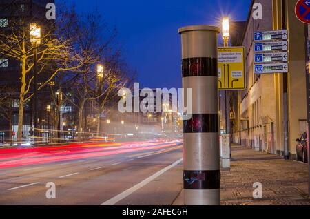 Francfort, Allemagne - 01 mars 2019 : les véhicules passant par speed camera en centre-ville la nuit à Frankfurt am Main, Allemagne. Banque D'Images