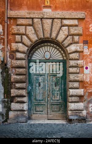 Ancienne porte à Rome Banque D'Images