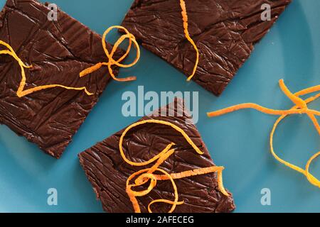 De délicieux bonbons chocolat artisanal avec les pelures d'orange sur la plaque turquoise vue aérienne Banque D'Images