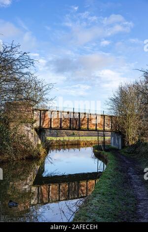 Pont de chemin de fer désaffectées 151A, plus de Trent et Mersey Canal maintenant partie de Wheelock Rail Trail, Cheshire UK Banque D'Images