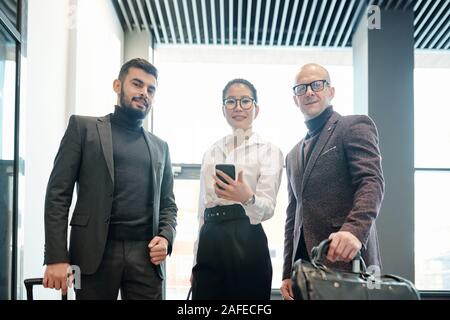 Groupe de collègues à la recherche de la bonne manière d'hôtel sur le net Banque D'Images