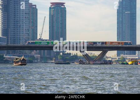 BANGKOK, THAÏLANDE - janvier 02, 2019 : Train de BTS Skytrain sur le pont dans le contexte de grands immeubles modernes Banque D'Images