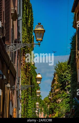 Belle vue sur la rue pitoresque et à Rome, quartier de Trastevere. Banque D'Images