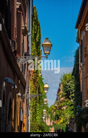 Belle vue sur la rue pitoresque et à Rome, quartier de Trastevere. Banque D'Images