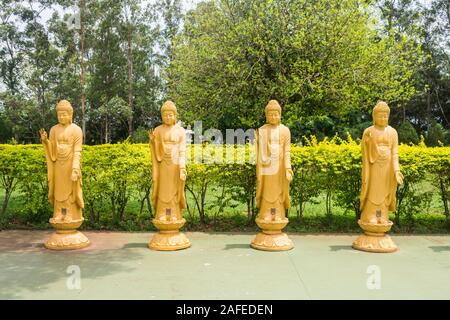 Foz do Iguaçu, Brésil - Circa Octobre 2019 : statues de Bouddha à Chen Tien Temple bouddhiste Banque D'Images