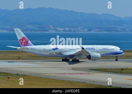 Osaka, Japon - Apr 18, 2019. B-18908 China Airlines Airbus A350-900 (Taiwan Blue Magpie - Urocissa caerulea) roulage sur la piste de l'aéroport de Kansai (KI Banque D'Images