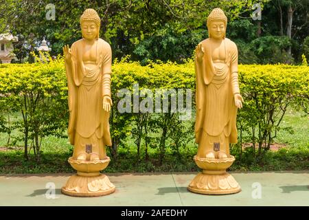 Foz do Iguaçu, Brésil - Circa Octobre 2019 : statues de Bouddha à Chen Tien Temple bouddhiste Banque D'Images