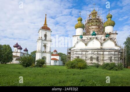 Voir d'anciennes églises orthodoxes sur la place de la cathédrale sous le soleil d'août 24. La Russie, Kargopol Banque D'Images