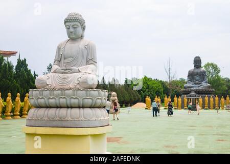 Foz do Iguaçu, Brésil - Circa Octobre 2019 : statues de Bouddha à Chen Tien Temple bouddhiste Banque D'Images