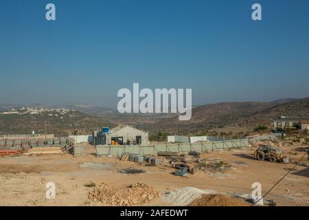 Nouvelle maison est construite de Einav une colonie israélienne Cisjordanie enfants israéliens peut être vu à l'affiche dans le site de construction Banque D'Images