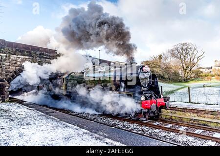 Le train à vapeur spécial de Santa Steam Nostalgia traversant High Bentham dans le nord du Yorkshire sur son chemin vers York vu ici avec le LMS Royal Scot classe 7P, 4-6-0; 46115 Scots Guardsman locomotive à vapeur Banque D'Images