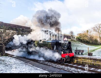 Le train à vapeur spécial de Santa Steam Nostalgia traversant High Bentham dans le nord du Yorkshire sur son chemin vers York vu ici avec le LMS Royal Scot classe 7P, 4-6-0; 46115 Scots Guardsman locomotive à vapeur Banque D'Images