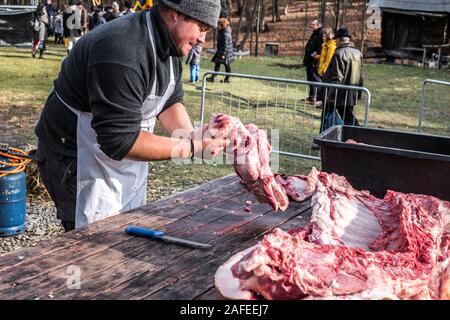 Sibiu, Roumanie - 14 décembre 2019. Abattage bouchers un cochon avec la tradition roumaine avant Noël Banque D'Images