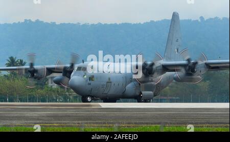 Langkawi, Malaisie - Mar 31, 2019. Lockheed C-130H Hercules Force aérienne royale malaisienne (TUDM M30-08) le roulage sur la piste de l'aéroport de Langkawi (LGK). Banque D'Images