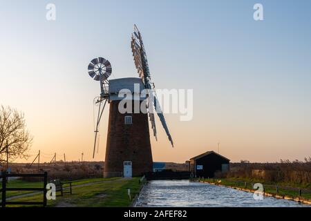 Horsey Bazin (moulin, pompe éolienne) au lever du soleil en hiver, Norfolk, UK Banque D'Images