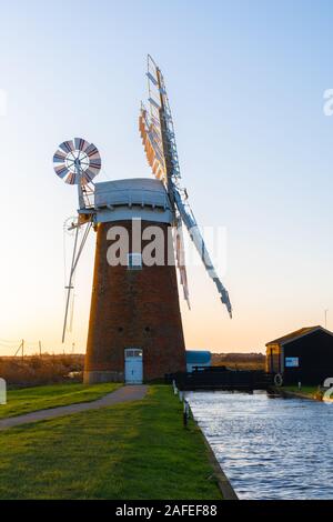 Horsey Bazin (moulin, pompe éolienne) au lever du soleil en hiver, Norfolk, UK Banque D'Images