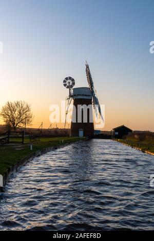 Horsey Bazin (moulin, pompe éolienne) au lever du soleil en hiver, Norfolk, UK Banque D'Images