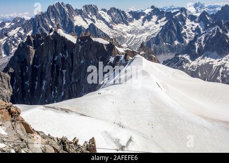 Les alpinistes grimper pour atteindre le sommet du Mont Blanc. Aiguille du Midi. Chamonix. France Banque D'Images