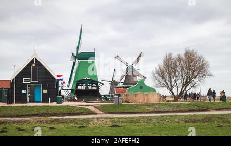 Zaanse Schans, Pays-Bas - 25 février : les touristes à pied près de vieux moulins et maisons en bois de Zaanse Schans, cette ville est l'une de la célèbre Banque D'Images