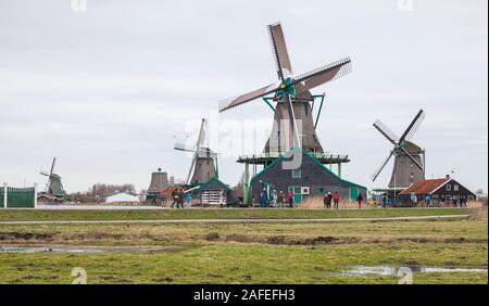 Zaanse Schans, Pays-Bas - 25 février : les touristes à pied près de vieux moulins et maisons en bois de Zaanse Schans Banque D'Images