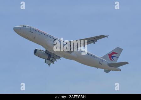 Osaka, Japon - Apr 18, 2019. B-6638 China Eastern Airlines Airbus A320 décollant de l'aéroport de Kansai (KIX). La 3ème est de Kansai au Japon, avec plus Banque D'Images
