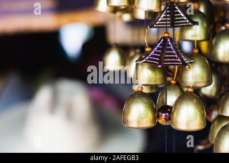 Petit anneau cloches pendaison. Beaucoup de petits golden bell accrochant dans tempel. Banque D'Images