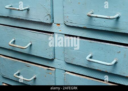 Milieux et de textures : ancien en bois bleu penderie avec tiroirs, close-up shot Banque D'Images