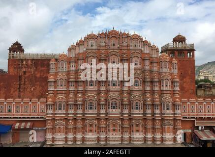 Jaipur, Inde - Oct 4, 2018 : Façade d'Hawa Mahal (palais des vents) à Jaipur, Inde. Hawa Mahal, également connu sous le nom de palais de Breeze, a été construite en 1799 . Banque D'Images