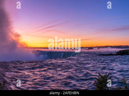 Lever du soleil à Niagara Falls. Vue depuis le côté canadien Banque D'Images