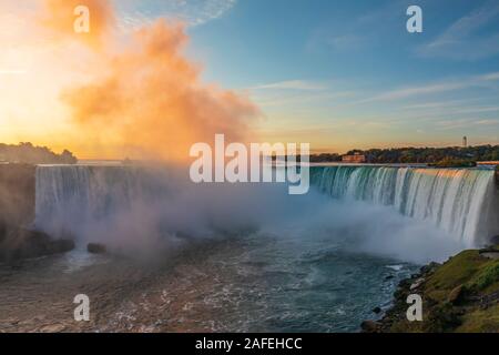 Lever du soleil à Niagara Falls. Vue depuis le côté canadien Banque D'Images