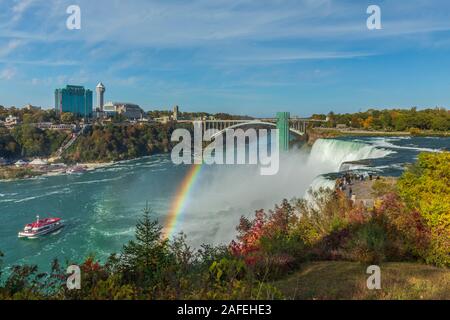 Les gens admirer le spectacle de la vue grandiose des chutes du Niagara du côté américain Banque D'Images