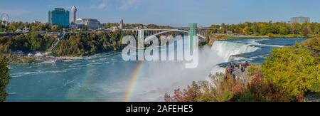 Les gens admirer le spectacle de la vue grandiose des chutes du Niagara du côté américain Banque D'Images