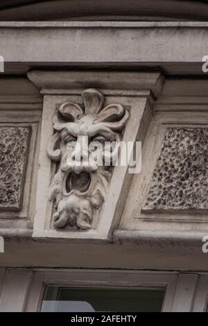 Mascaron close up face femmes éléments de décorations de l'architecture des bâtiments et des arches windows balustrade, gypsum plaster stucco Banque D'Images