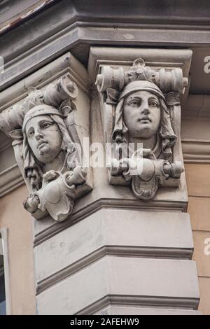 Mascaron close up face femmes éléments de décorations de l'architecture des bâtiments et des arches windows balustrade, gypsum plaster stucco Banque D'Images