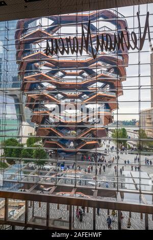 Sculpture en acier du navire avec des gens debout sur elle, visible de l'intérieur de l'Hudson Yards mall, tourné à l'envers d'un Neiman Marcus signe dans le Banque D'Images