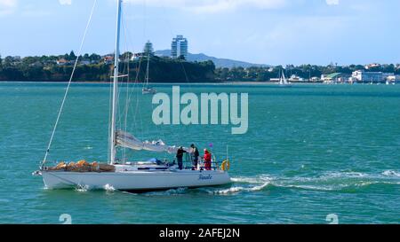 Bateau naviguant sur le port de Waitemata, Auckland, Nouvelle-Zélande. Vue en direction nord vers Stanley Point et Devonport. Banque D'Images