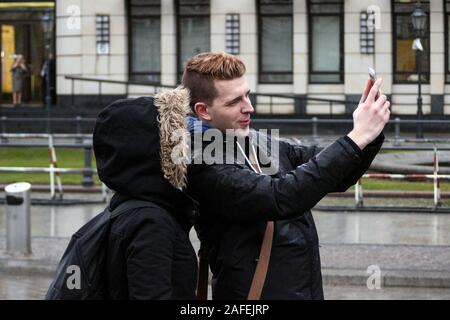 Un couple en face de selfies Branderburg Gate in Berlin, Allemagne Banque D'Images