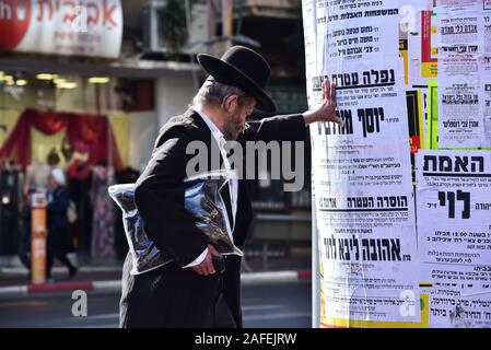 Notice nécrologique dans Billboard Bnei Brak Banque D'Images