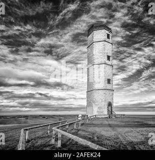 L'ancien bâtiment de la tour de craie à Flamborough Head avec une superbe toile de fond de ciel, East Riding of Yorkshire, UK Banque D'Images