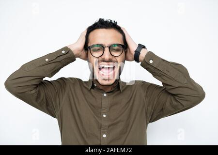 Irrité jeune homme de race mixte lunettes en gardant ses mains sur la tête Banque D'Images
