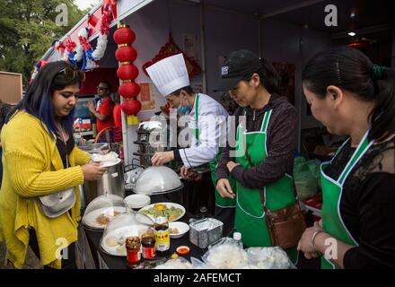 New Delhi. Le 15 décembre, 2019. Photos prises le 15 décembre 2019 montre un décrochage de la cuisine chinoise à l'occasion de l'assemblée 'International Bazar' juste au parc Nehru à New Delhi, en Inde. Credit : Javed Dar/Xinhua/Alamy Live News Banque D'Images