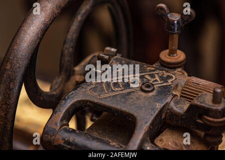 Rusty metal antique machine à coudre utilisée Banque D'Images