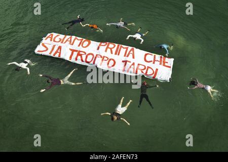 Rome, Italie. Le 15 décembre, 2019. Agir avant que ne soit trop tard'' (en italien 'Agiamo prima che sia troppo tardi'').faux noyer personnes flash mob par extinction Rébellion dans Roma dans le lac du quartier EUR.'s Better together rébellion, est un mouvement politique, avec l'objectif déclaré de l'utilisation de la désobéissance civile pour contraindre le gouvernement à agir face aux changements climatiques, dégradation de la biodiversité, et le risque d'effondrement écologique et social. Crédit : Matteo Trevisan/ZUMA/Alamy Fil Live News Banque D'Images