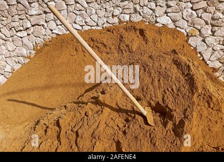 Le sable de construction et une pelle dans le sable Banque D'Images