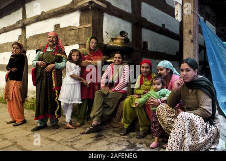 Manali, Inde, Himachal Pradesh : groupe de femmes indiennes fermer le mur de l'temple Hadimba à Manali Banque D'Images